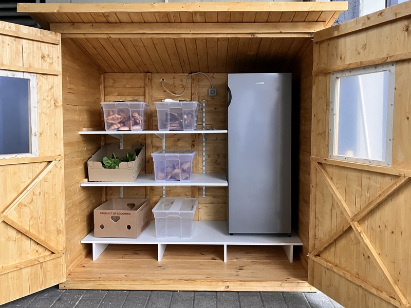 Der neue Fairteiler in Freiberg mit stabilem Regal und Kühlschrank