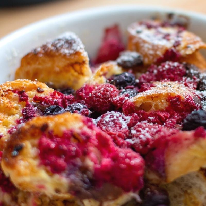 Aus foodsharing Croissants und Beeren kannst du einen leckeren Nachtisch herstellen.