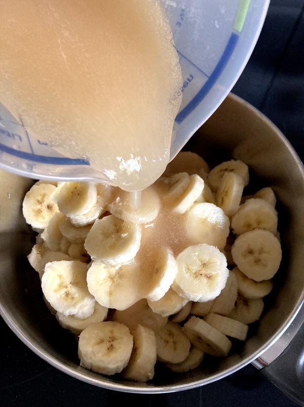 Für die Bananenmarmelade mischst Du Zucker, Zitronen und die Bananen.