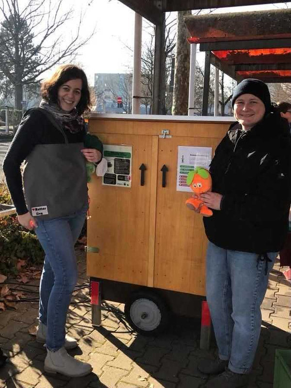 Fodsaverinnen Anna und Sarah bei der Fairteiler Eröffnung