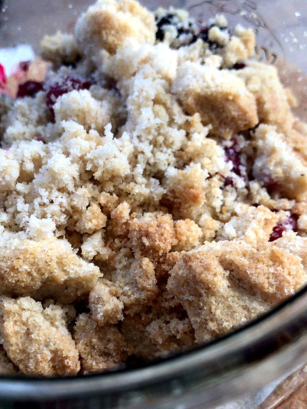 Kirscg-Crumble aus geretteten Zutaten, gebacken von foodsharing Ludwigsburg e.V.