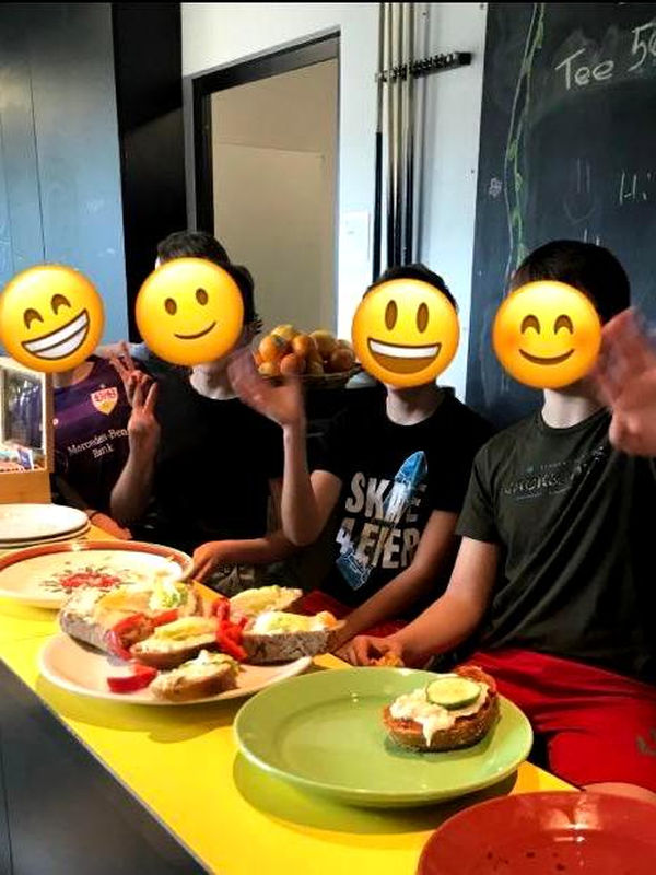 Schüler*innen beim Retterlingcafe des foodsharing Ludwigsburg e.V.