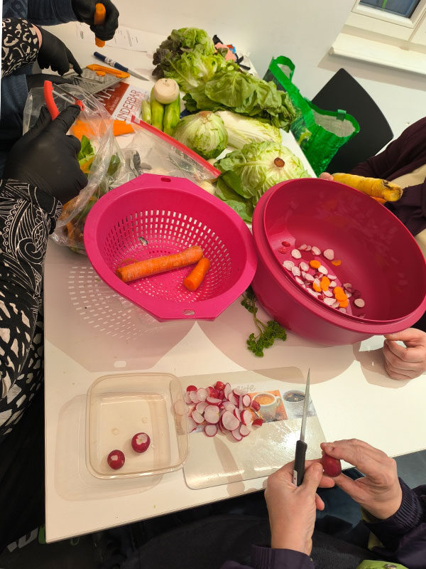 Schnippelparty im Markt8 in Ludwigsburg: Teilnehmende beim Schneiden der Lebensmittel