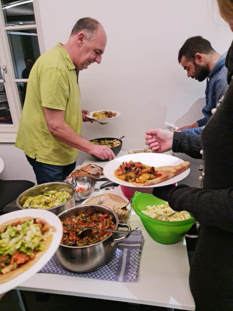 Schnippelparty im Markt8 in Ludwigsburg: Teilnehmende beim Buffet