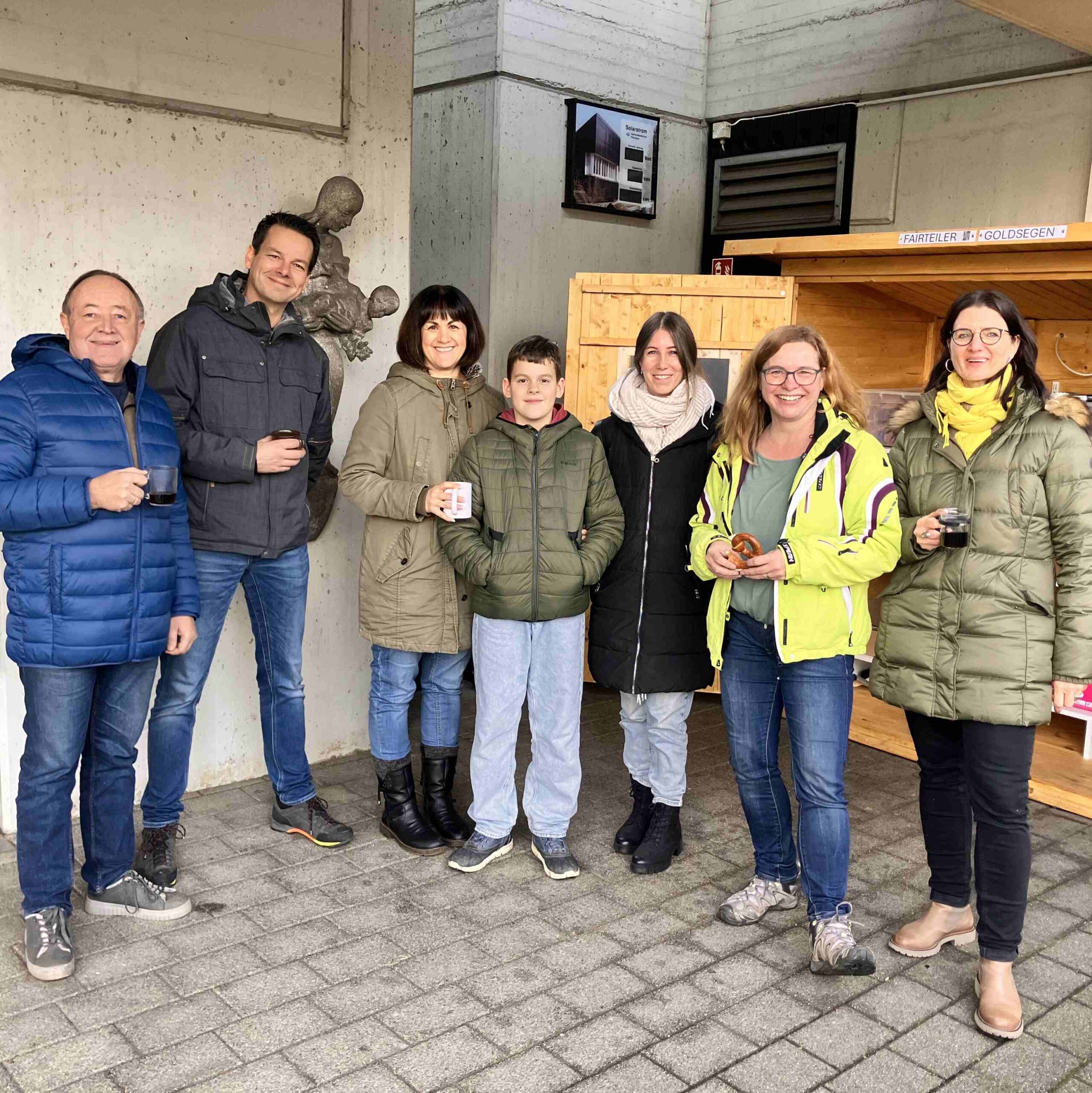 Das Eröffnungsteam vor dem Fairteiler in Freiberg am Neckar
