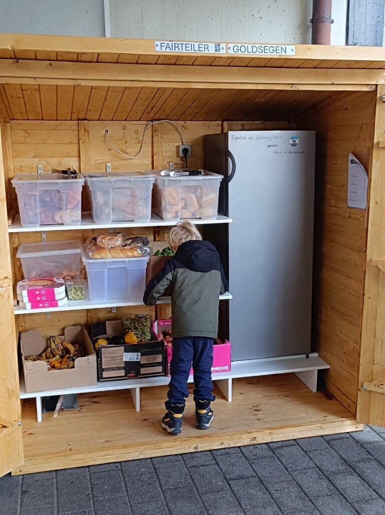 Kinder testen gleich nach Einweihung den neuen Fairteiler in Freiberg und finden ihn spitze!