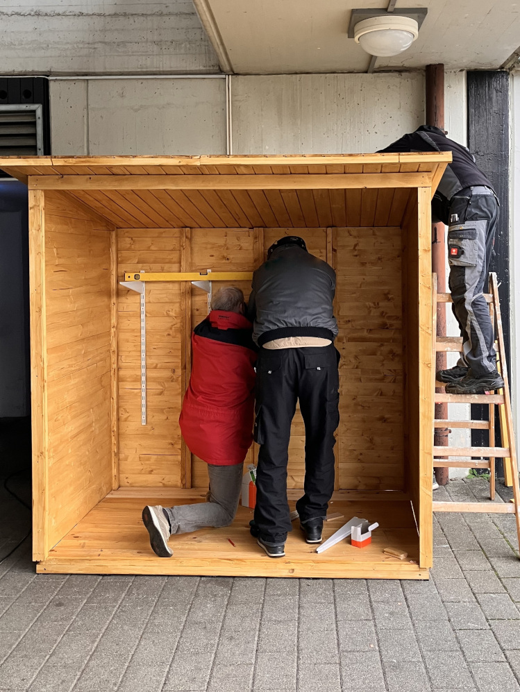 Fleißige Helfende bauen das Fairteiler-Häuschen Freiberg auf.