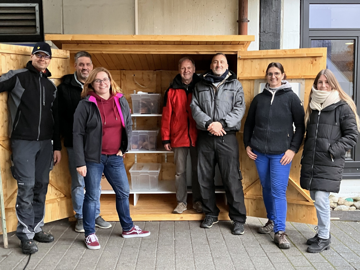 Der neue Fairteiler Freiberg ist fertig, die Helfenden sind stolz