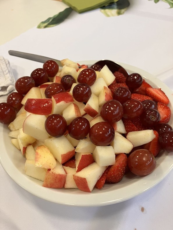 Fruchtiger Obstsalat als Dessert für alle Gäste