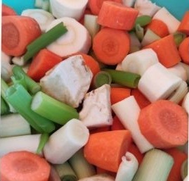 Gemüse schälen und schneiden